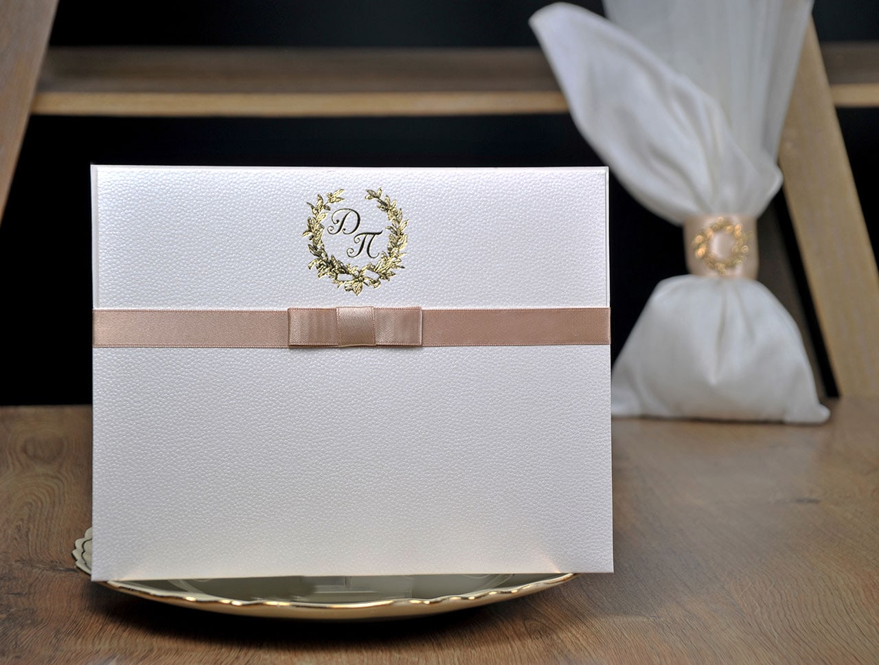 Προσκλητήριο Γάμου με αρωματικό χαρτί και εκτύπωση χρυσοτυπίας - μπομπονιέρα πουγκί με αντικέιμενο ίδιο σχέδιο με το προσκλητήριο