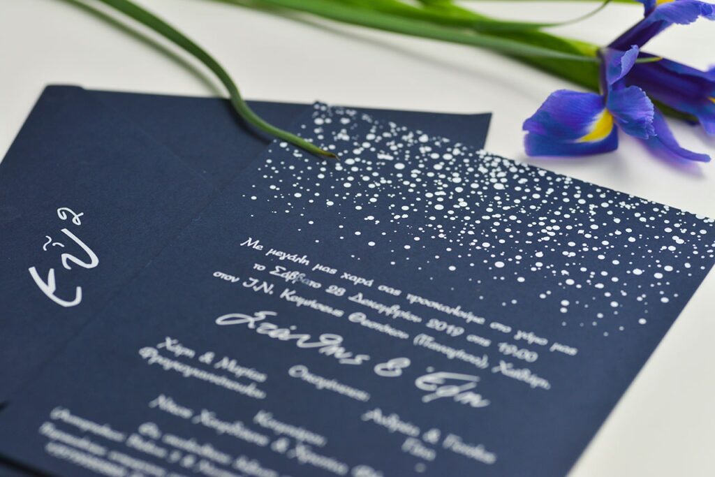 Μπλε navy προσκλητήριο γάμου με λευκοτυπία